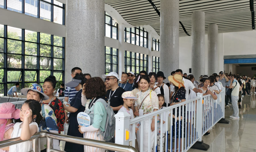 五龙河风景区等待检票的游客排起了长队（袁春艳 摄）
