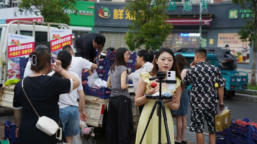 灌南县融媒体中心的主播在直播现场（单之凌 摄）