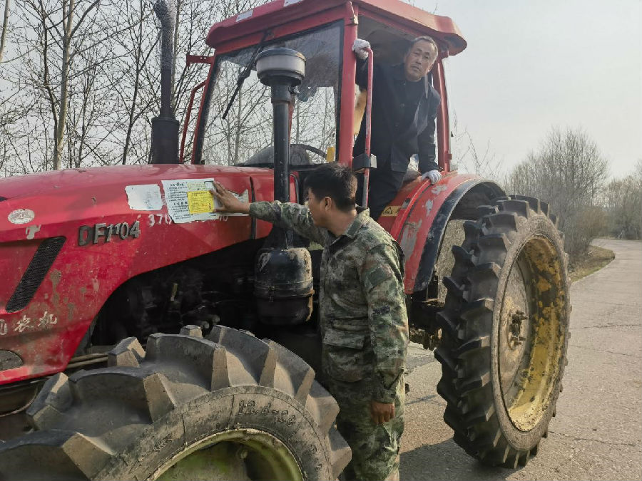 在农耕期间，韩家园林业局各林场工作人员每日凌晨开展出村早查。（于健 摄）