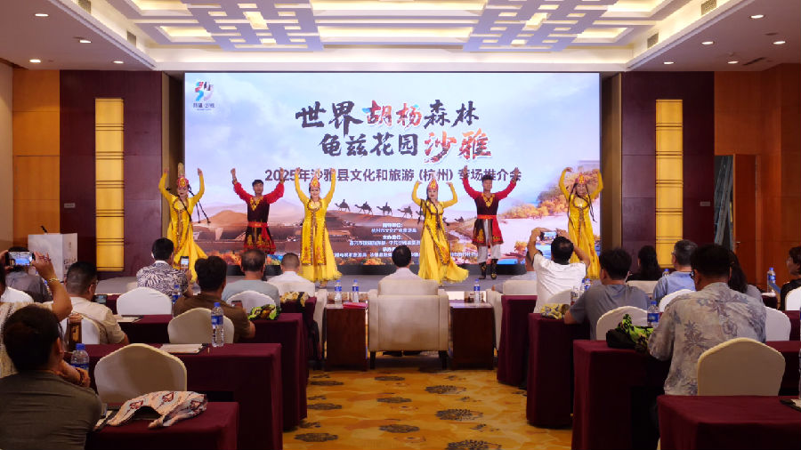 开场舞歌舞表演《胡杨之恋》（王水江 摄）