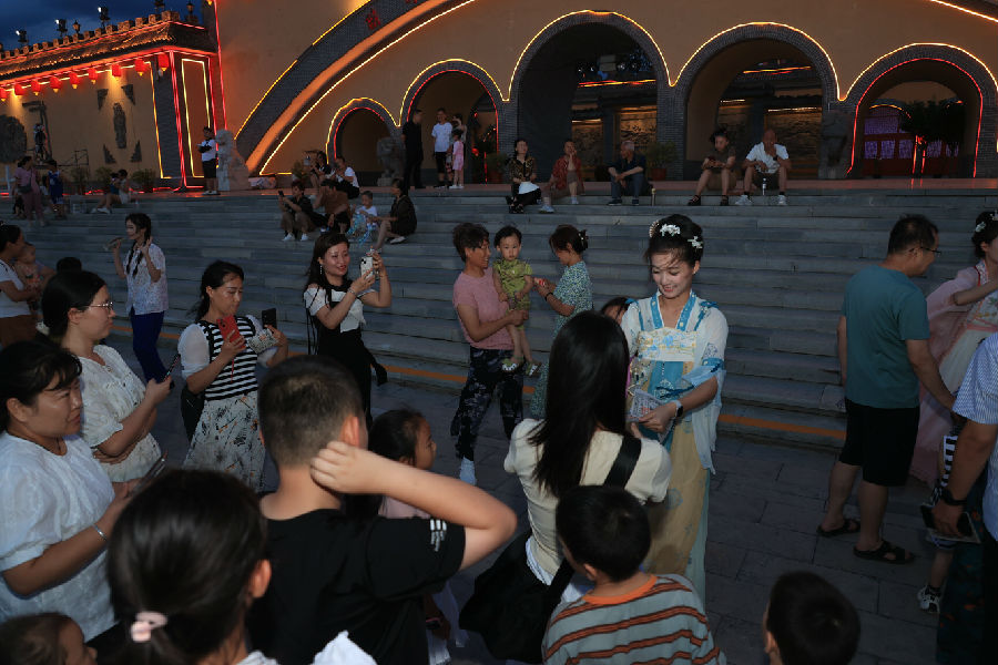 景区演艺人员与游客游戏互动（李东强 摄）