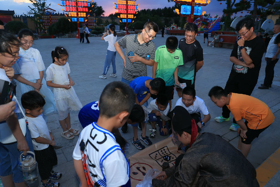 景区演艺人员与游客游戏互动（李东强 摄）