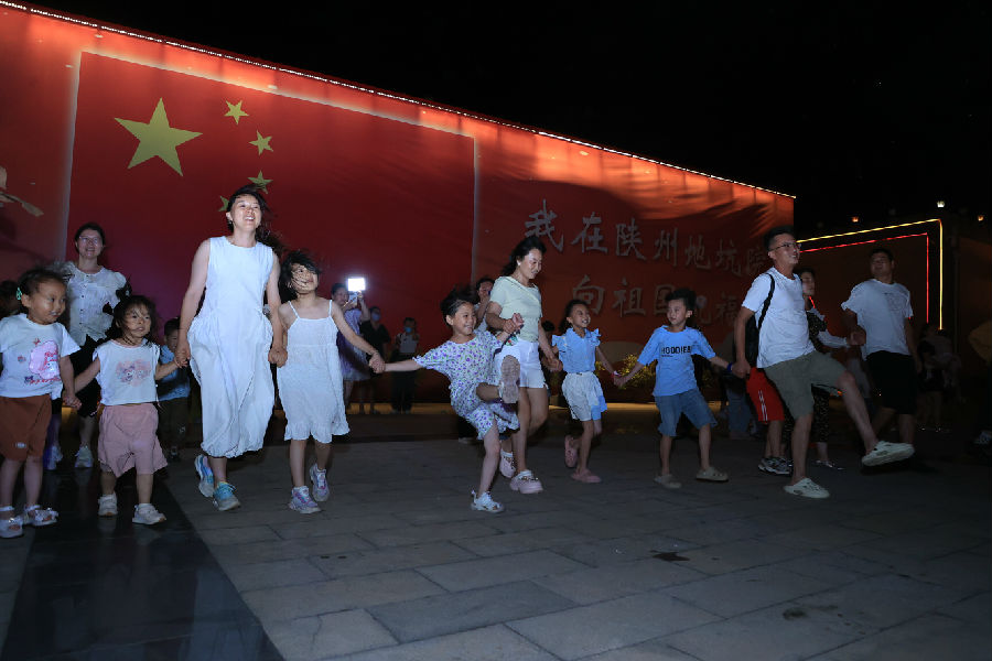 游客在地坑院载歌载舞，共度夏夜。（李东强 摄）