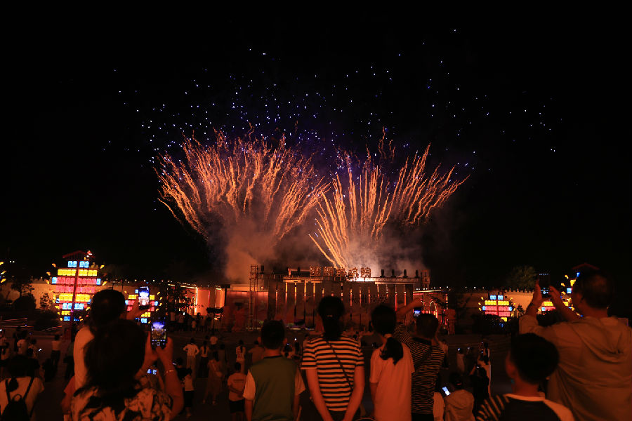 游客在地坑院观看烟花秀表演（李东强 摄）