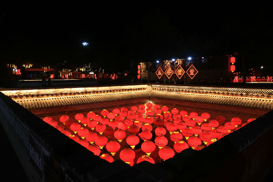 一座地坑院内挂满红灯笼（李东强 摄）