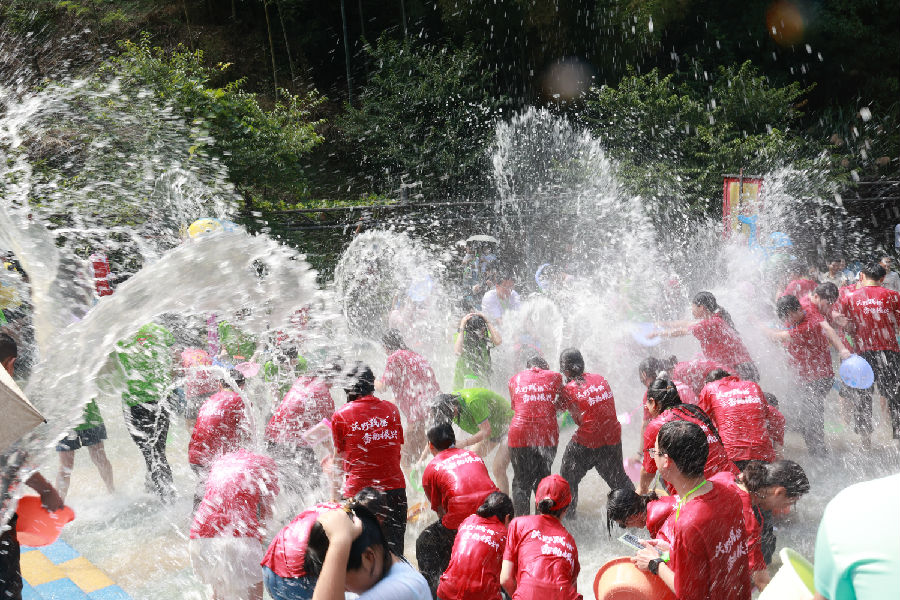 泼水节狂欢现场，水花四溅。（许鹏飞 摄）
