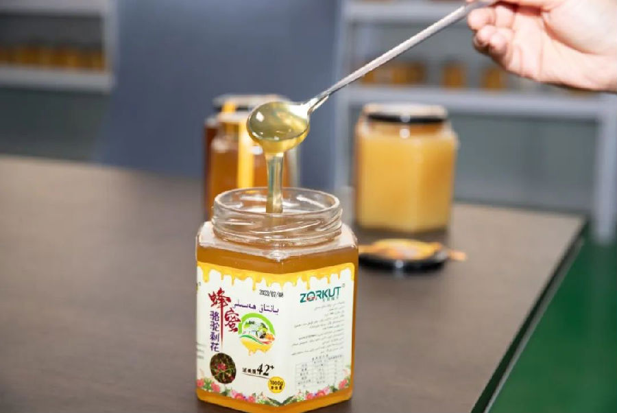 柯坪县“无限福乐”农民专业合作社生产的蜂蜜（地拉吾尔 摄）