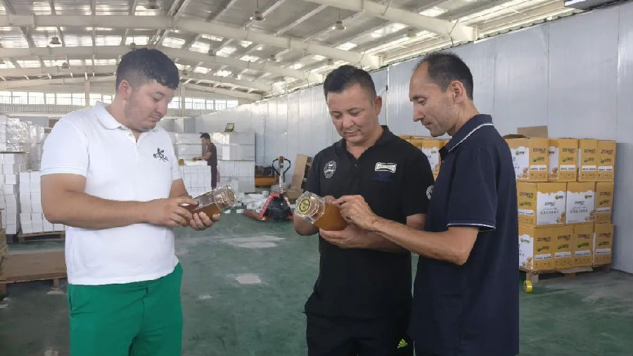 柯坪县“无限福乐”农民专业合作社负责人正在向客户介绍商品（地拉吾尔 摄）