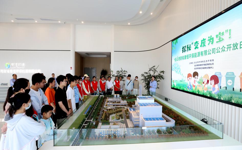 听取企业介绍(姚绍庄 摄) 听取企业介绍(姚绍庄 摄)