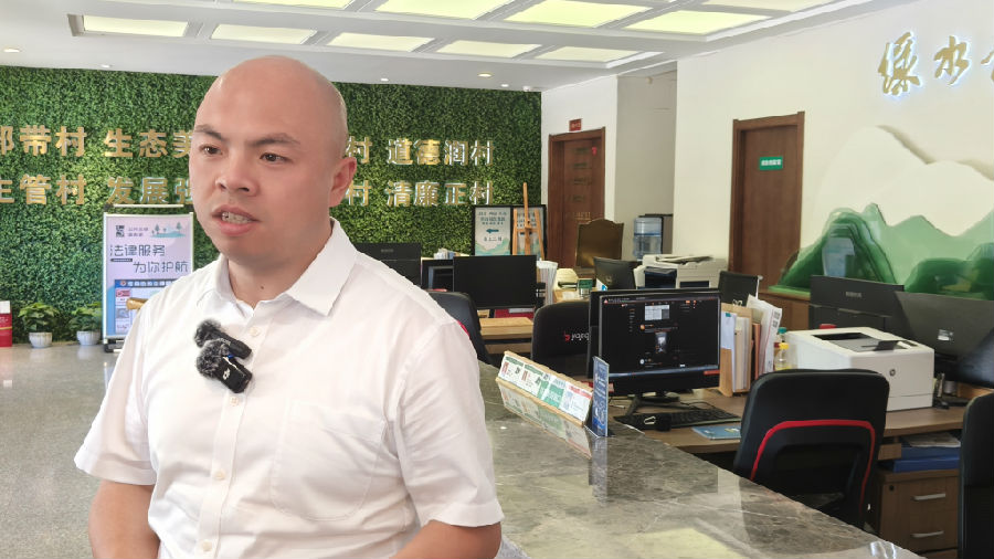 汪玉成接受采访现(曾庆华 摄) 汪玉成接受采访现(曾庆华 摄)