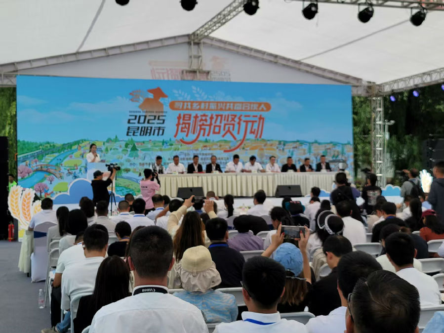 合作项目签约现场（郑义 摄） 