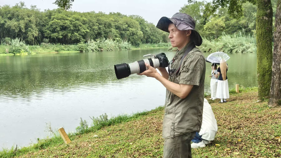 何卫东在九龙国家湿地公园拍摄鸟现场（曾庆华 摄）