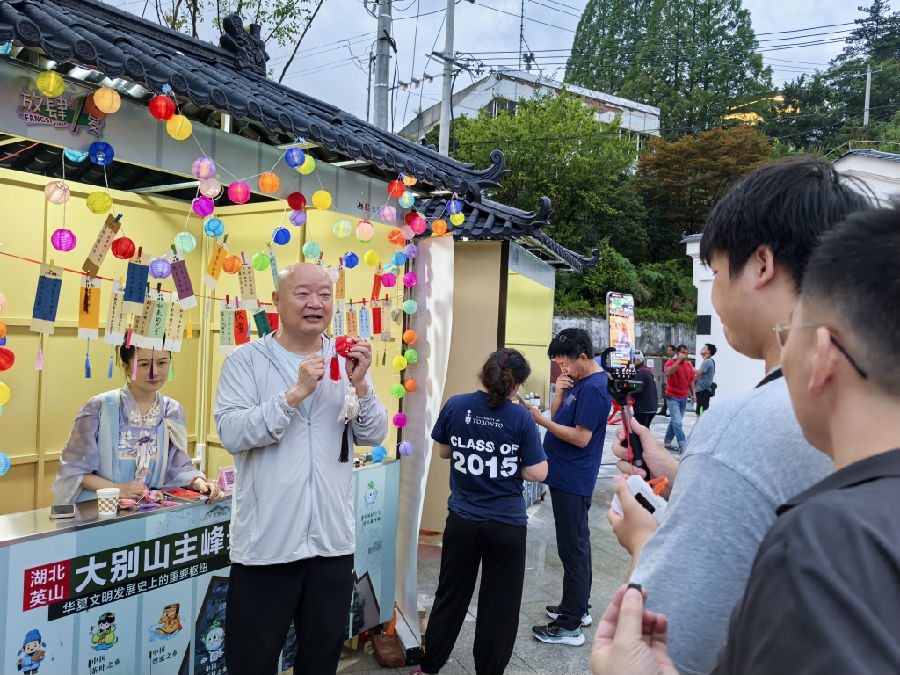 现场直播带货英山地道药材香囊（余惠玲 摄）