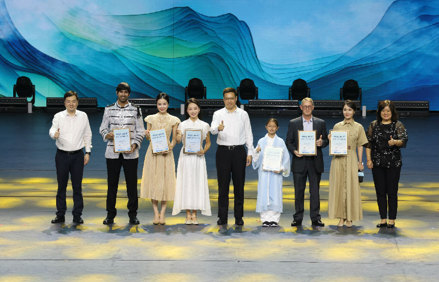  颁发“神武侠国际文旅推广大使”证书（张建波 摄）