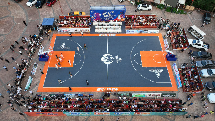 “决战龙门之巅”篮球赛（张世浩 摄）