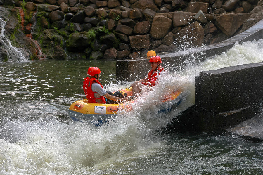 百人踩线团成员体验白溪寻仙谷漂流（黄苏润 摄）