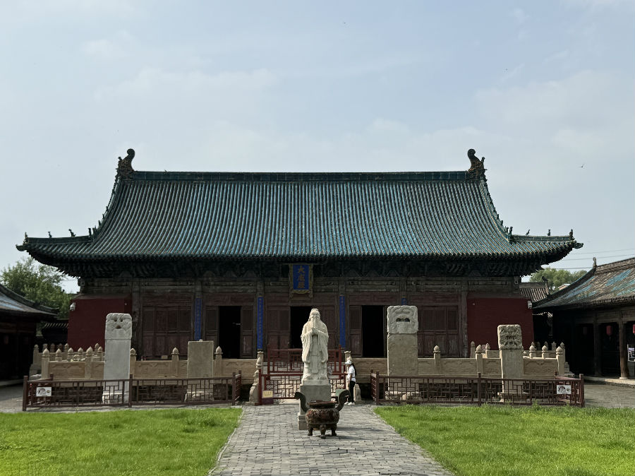 代州文庙内伫立的孔子塑像（席兆平 摄）