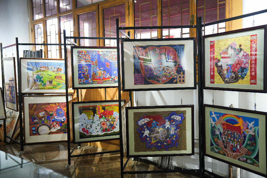 非遗工坊内展示着琳琅满目的作品（席兆平 摄）