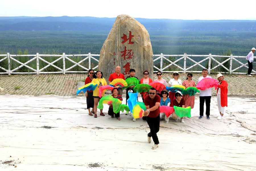 来自黑龙江省的游客打卡北极岛大型石刻网红打卡地（王力 摄）