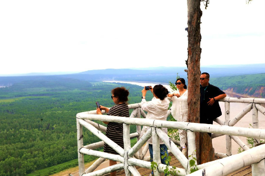 来自山东省的游客沉浸在欣赏美丽的风景中（王力 摄）