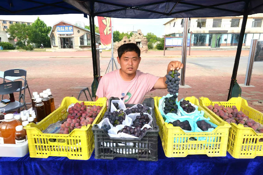 农特产品展示区（邓钦予 摄）