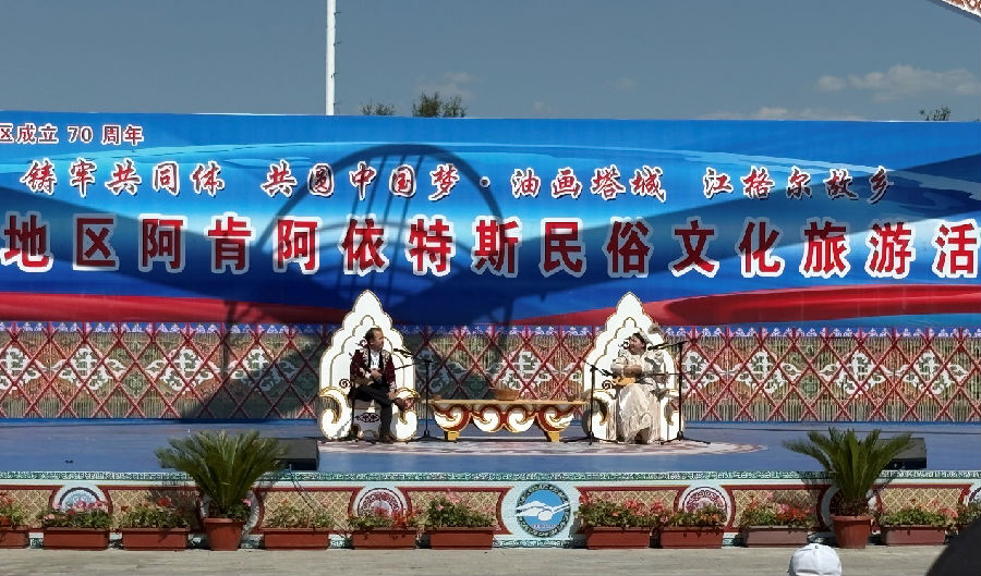 阿肯弹唱现场（范欣雨 摄）