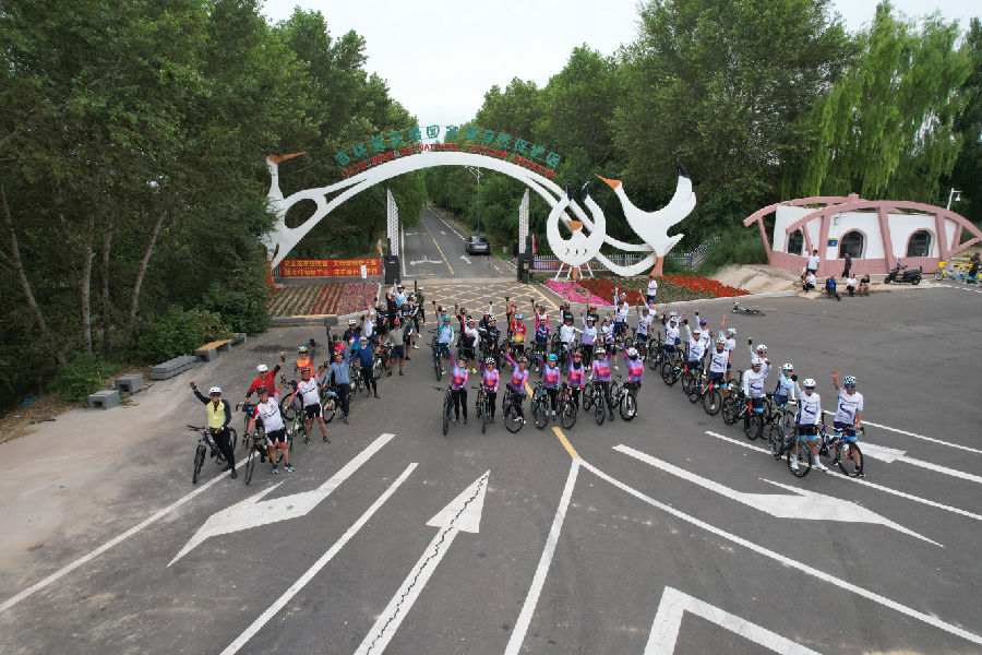 骑游爱好者整齐列队于莫莫格景区，打卡留念记录欢乐骑行。（刘俊明 摄）