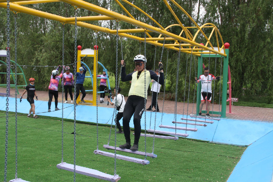 骑游爱好者畅玩莫莫格景区体能技能挑战基地，活力四射展运动激情。（刘俊明 摄）