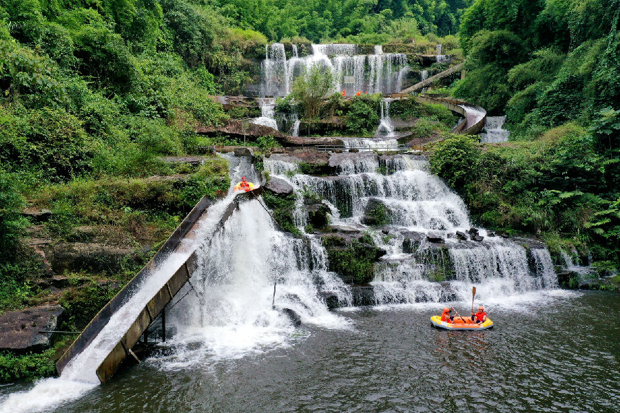 游客在黄龙湖体验丛林漂流（廖胜春 摄）