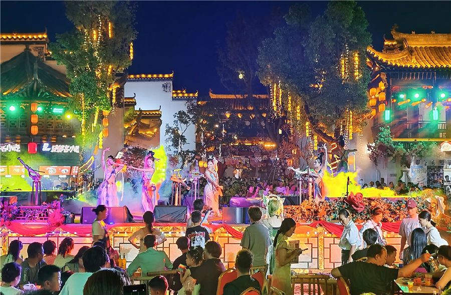 云梦祥云湾游客云集，热闹非凡（王建锋 摄）