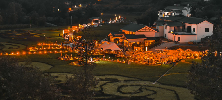  夜色下的“满天星斗落人间”摩登集市 （戚原  摄）