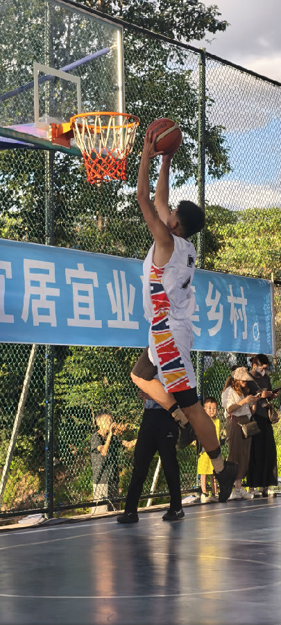 精彩的篮球比赛（戚原  摄）