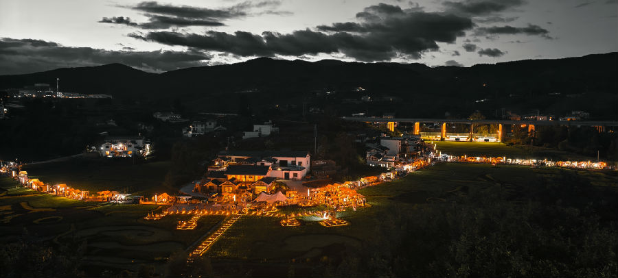  夜色下的“满天星斗落人间”摩登集市 （戚原  摄）