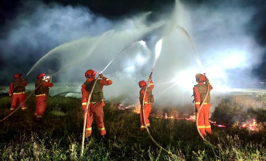 塔河林业局以水灭火中队利用便携式高压脉水枪精准压制火头（马颖奇 摄）