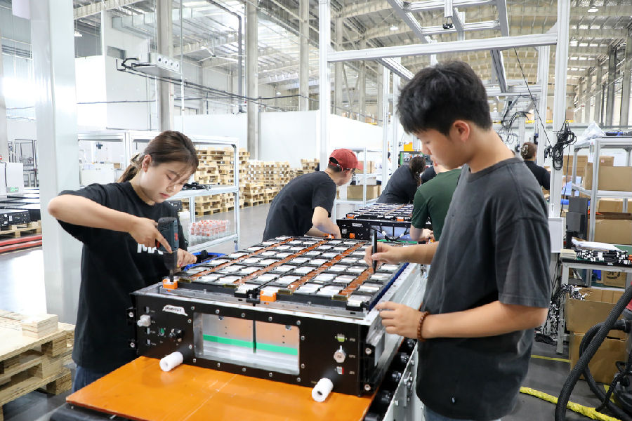 集成线排安装（姚绍庄 摄）