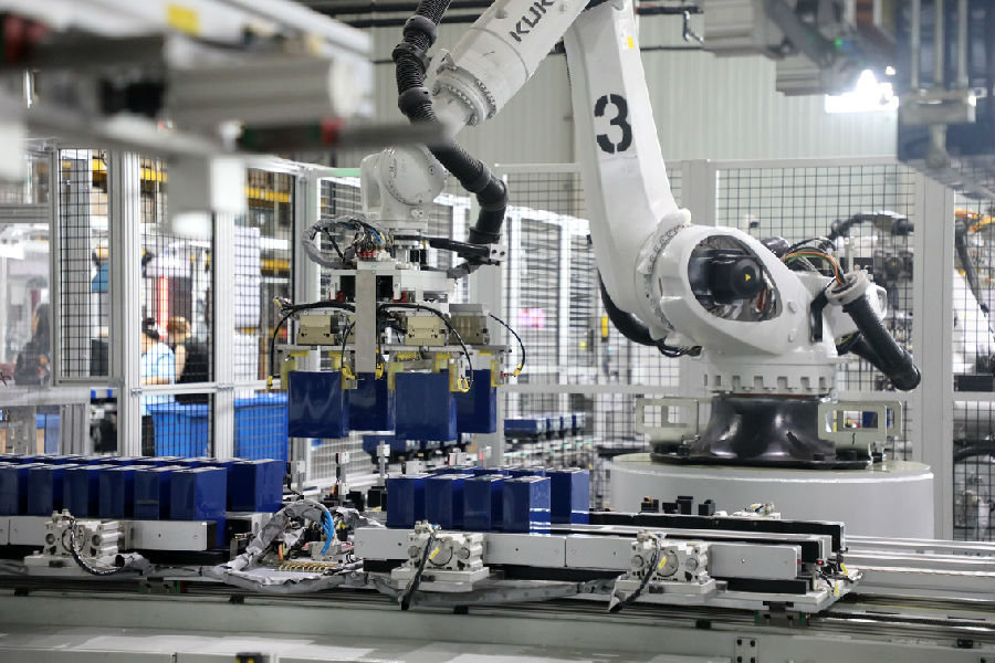 机器臂电芯上料（姚绍庄 摄）