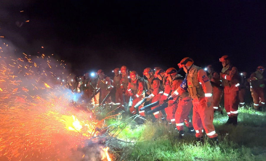 塔河林业局快速扑火突击中队携带风力灭火机进行多机配合灭火作战。（马颖奇 摄）