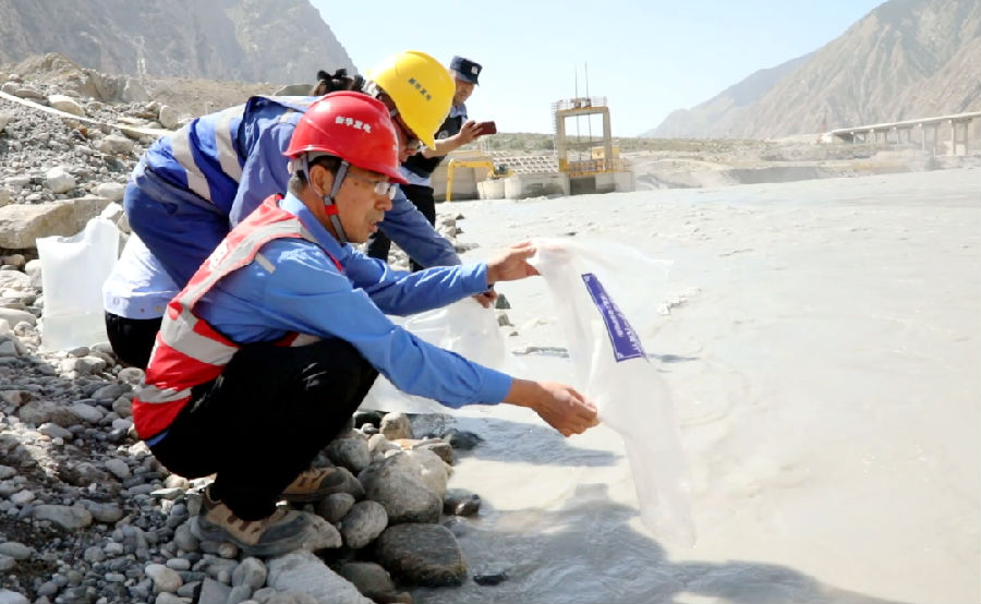 开展濒危鱼类增殖放流活动（麦麦提江 摄）