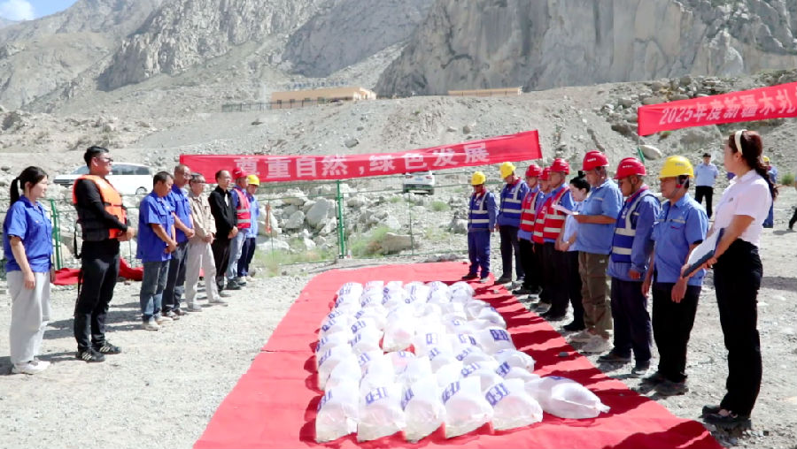 开展濒危鱼类增殖放流活动（麦麦提江 摄）