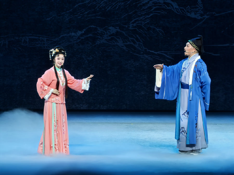 图为《梅城烟雨》精彩片段（余惠玲 摄）