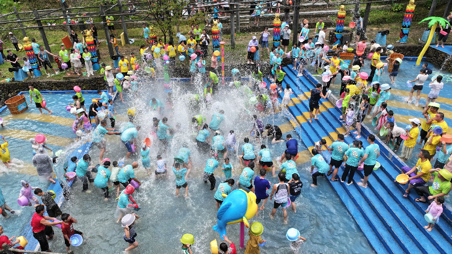 游客尽情互动，水花四溅。（许鹏飞 摄）
