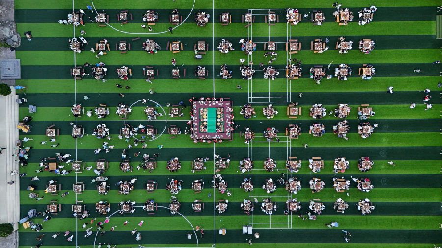 瓦屋山桌山百桌宴（唐磊 摄）