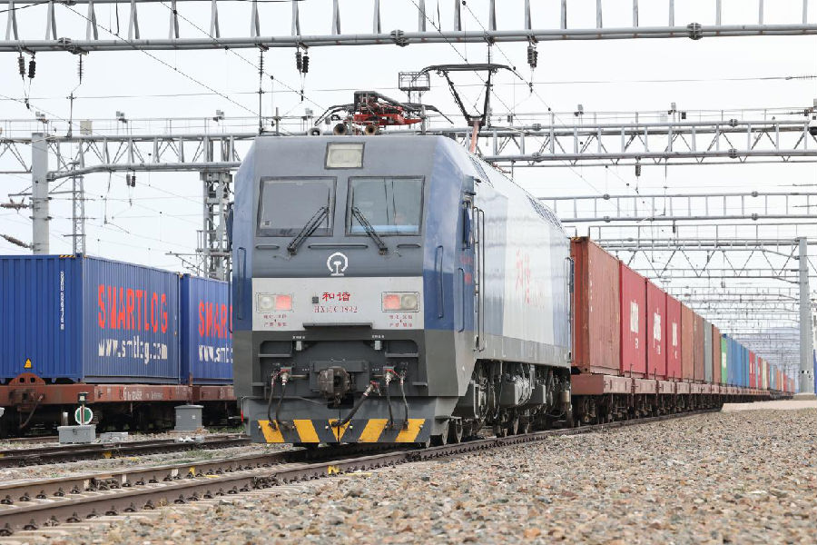 一列中欧班列缓缓驶出阿拉山口岸。（宋玉龙摄）
