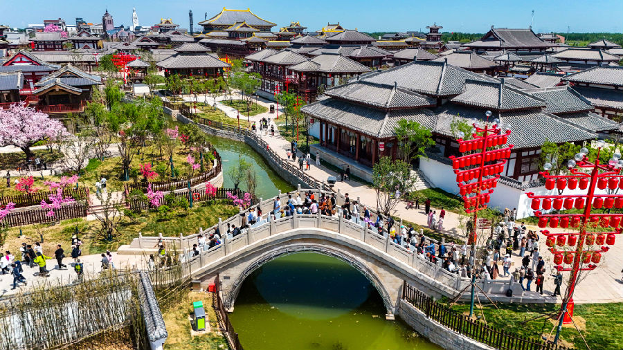 乐陵影视城内游人如织（崔昕摄）