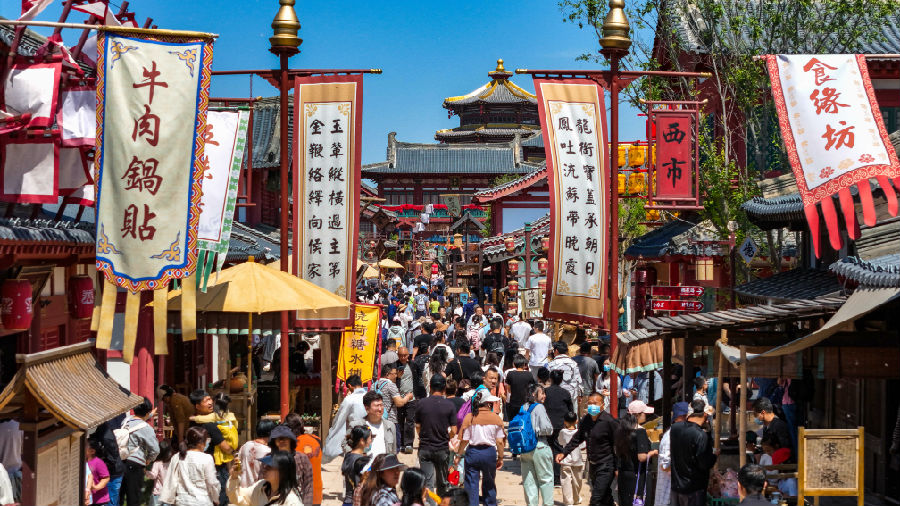 乐陵影视城内游人如织（崔昕摄）