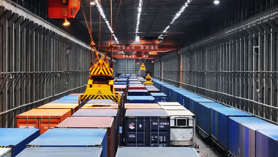 阿拉山口站室内集装箱换装库内，一列入境中欧班列正在换装。（龙证宇摄）