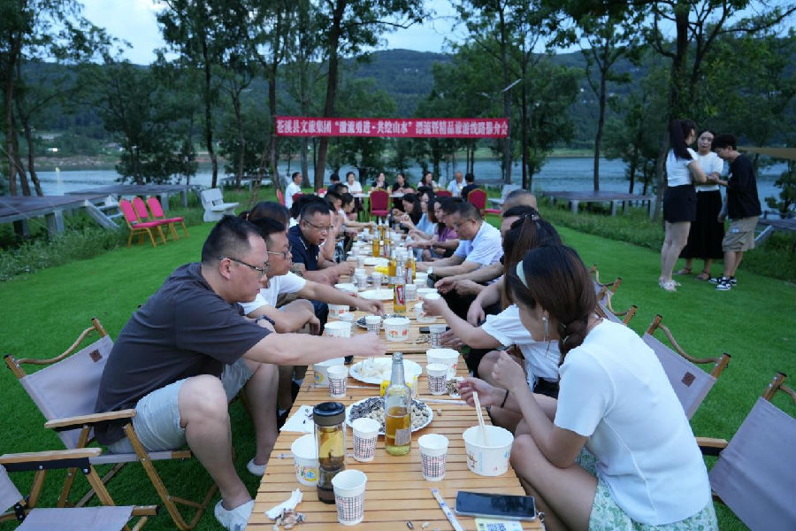 在浙水乡山水村体验露天烧烤、特色民宿（王紫烛 摄）