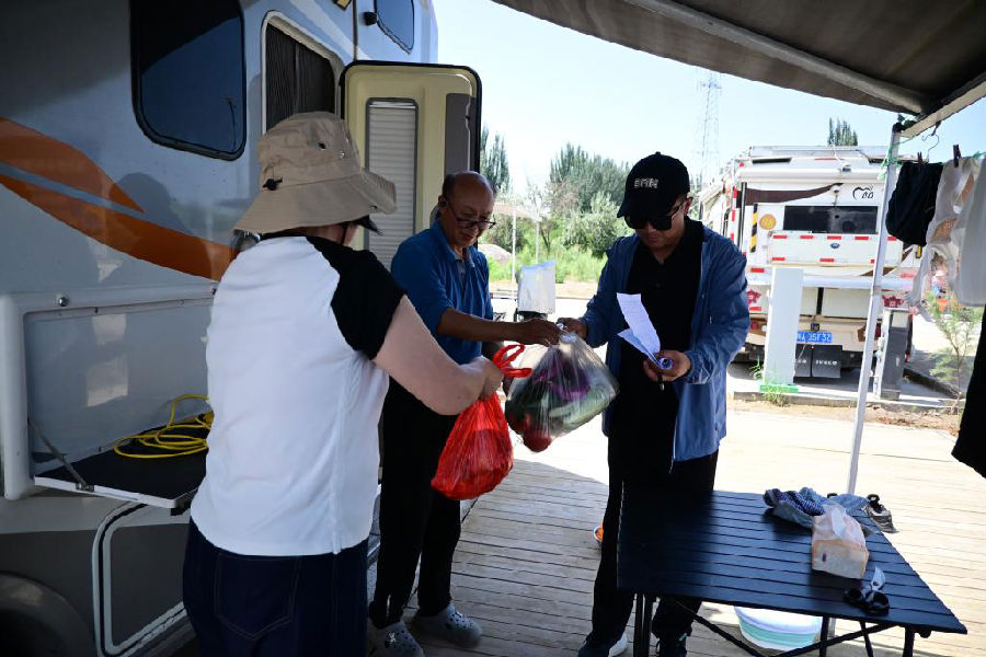 为车友送上本地礼品（丁玉环 摄）