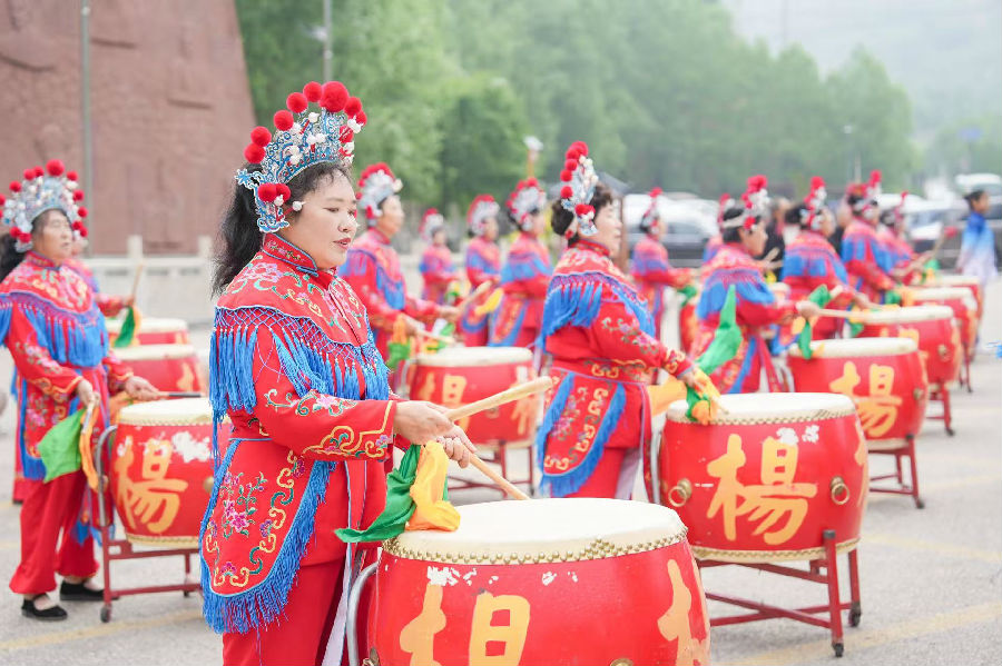 图为雁门关下敲一场酣畅淋漓的杨家战鼓（席兆平 摄）