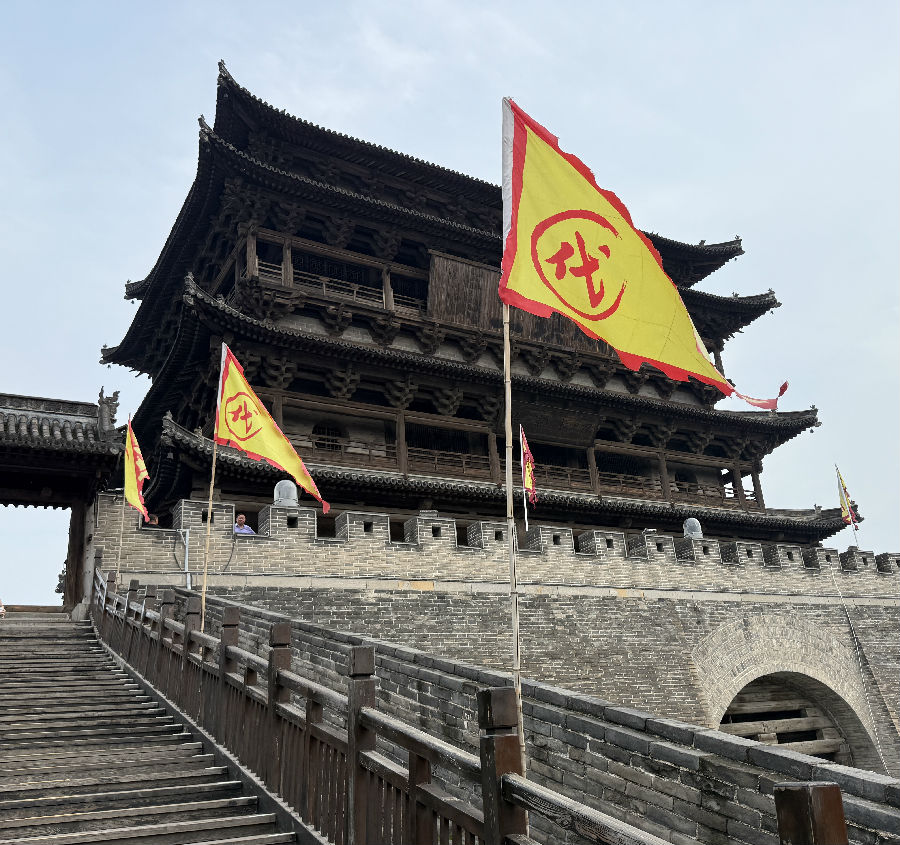 图为雄踞于古城中心制高点的边靖楼（席兆平 摄）